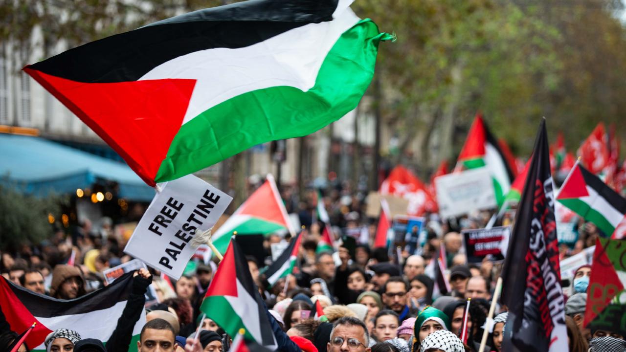 Fransa'nın tarihi okullarından ENS'de öğrenciler Filistin için eylem başlattı