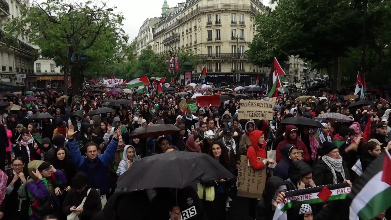 Paris'te on binlerce kişi Gazze'ye destek için yürüdü