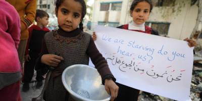 Kıtlığın sürdüğü Gazze'de Filistinliler Siyonist İsrail'in saldırılarıyla sık sık yerinden ediliyor