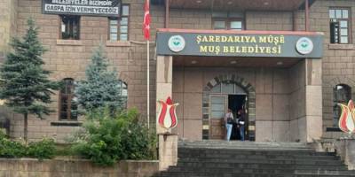 Muş Belediyesi’ne Kürtçe tabela asıldı