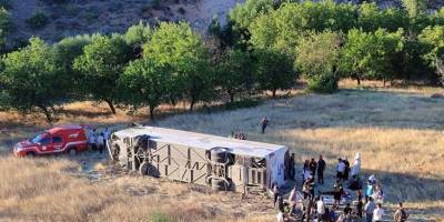 Malatya'da yolcu otobüsü devrildi: Çok sayıda yaralı var