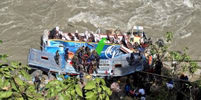 Nepal'de yolcu otobüsü nehre düştü: 27 ölü
