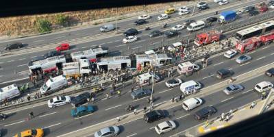 Küçükçekmece'de metrobüsler çarpıştı: 1 ölü, 53 yaralı