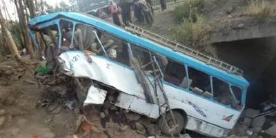 Yolcu otobüsü nehre devrildi: 28 ölü, 19 yaralı