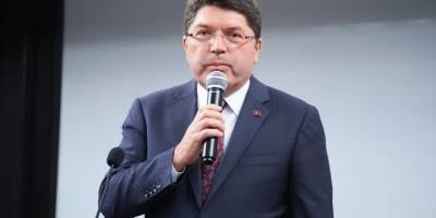 "Darbecilerin yazdırmış olması bile anayasayı değiştirmek için yeterli bir sebeptir"