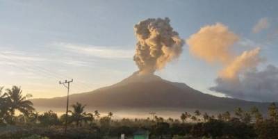 Endonezya’da yanardağ patladı: Can kaybı var