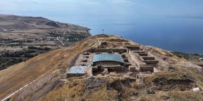 Ayanis Kalesi'nin ihtişamı surlarıyla ortaya çıkıyor