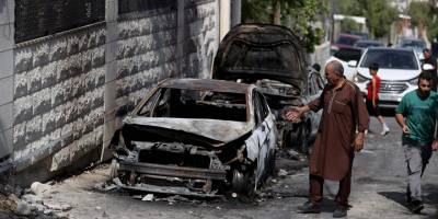 İşgalci İsrailliler Batı Şeria'da Filistinlilerin araçlarını kundakladı