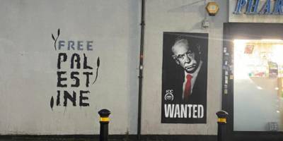 Katil Netanyahu'nun "Aranıyor" Afişleri İngiltere Sokaklarında