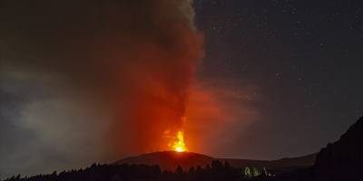 İtalya'da Etna Yanardağı'nda lav akışı meydana geldi
