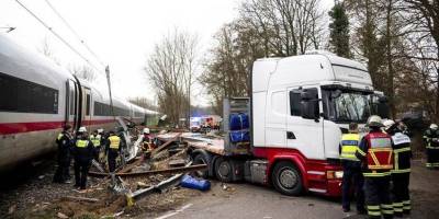 Tren, kamyonu biçti: 1 ölü, 3’ü ağır 16 yaralı