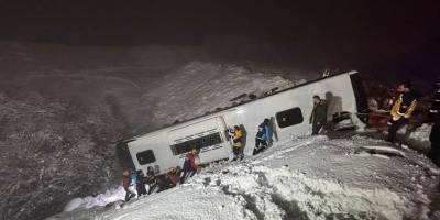 Bingöl'de yolcu otobüsü devrildi: En az 4 ölü, 32 yaralı