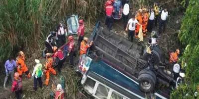 Aşırı hız yapan kamyon devrildi: 23 ölü, 48 yaralı