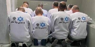 Siyonist İsrail'in Esirlere Zorla Giydirdiği Davut Yıldızlı Kıyafetlere Hamas’tan Kınama