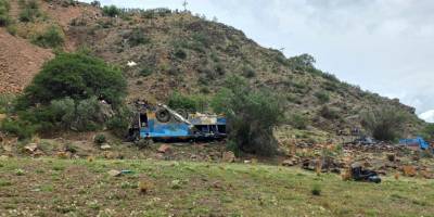 Otobüs uçuruma yuvarlandı: 31 ölü