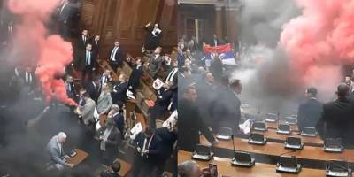 Sırbistan'da parlamentoda sis bombalı kavga