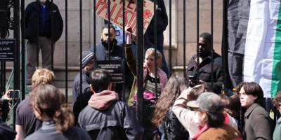 ABD'de üniversite öğrencilerinden "zincirli" protesto