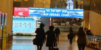 Siyonist teröristler iki İngiliz parlamenteri havalimanında gözaltına aldı