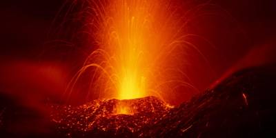 Etna Yanardağı güçlü şekilde kül ve lav püskürttü