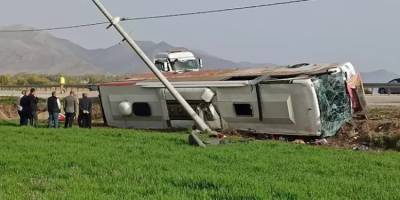 Van'da yolcu otobüsü devrildi: 28 yaralı