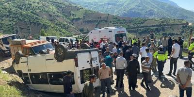 Hakkari'de öğrenci servisinin devrilmesi sonucu 14 kişi yaralandı