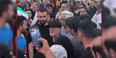 İsrail'in saldırısında öldürüldüğü iddia edilen İranlı general, Tahran'daki gösterilere katıldı