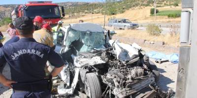 Otomobil park halindeki tıra çarptı: 4 ölü