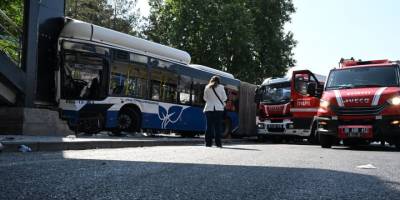 Ankara'da otobüs üst geçide çarptı