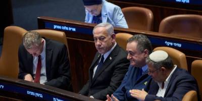 Terörist Netanyahu yönetimi azınlığa düştü