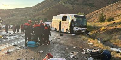 Yolcu otobüsü dağın yamacına çarptı: Ölü ve yaralılar var