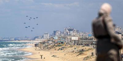 Gazze Şeridi'ne Havadan Yardım Başladı