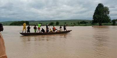 Yolcu teknesi battı: En az 40 kişi kayıp