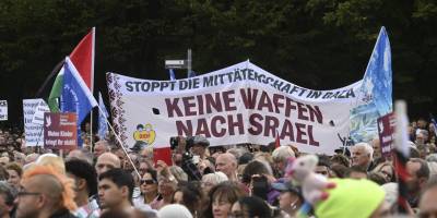 Berlin'de "Gazze'de soykırımı durdurun" çağrısıyla barış gösterisi yapıldı