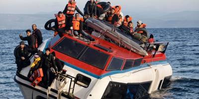 Teknede çıkan yangında en az 50 göçmen öldü
