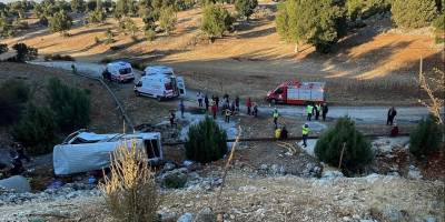 Mersin'de işçi servisi şarampole devrildi:5 ölü,14 yaralı