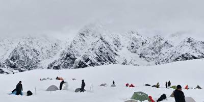 Everest'te mahsur kalan 1000'den fazla kişi kurtarıldı