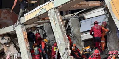 Kocaeli'de çöken binanın enkazında anne ve babanın cansız bedenine ulaşıldı