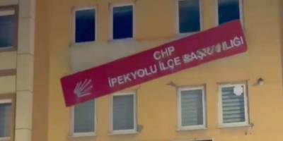 Van'da bir grup CHP binasının tabelasını kırdı