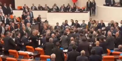 Bütçe görüşmelerinin son gününde Genel Kurul'da yumruklu kavga