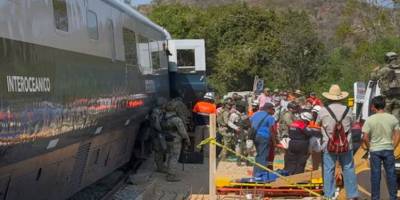 Yolcu treni raydan çıktı: 13 ölü, 98 yaralı