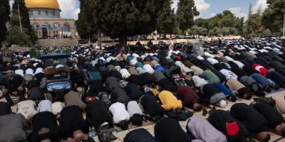 Haftalar sonra Mescid-i Aksa'da cuma namazına Filistinliler akın etti