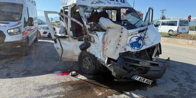 Hakkari'de yolcu minibüsü ile kamyon çarpıştı: 2 ölü, 3 yaralı