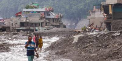 BM: Nepal'deki seller 2,2 milyon ton enkaz bıraktı, bin 50 kişi öldü