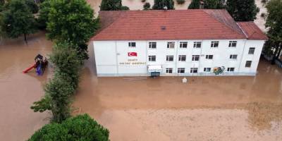 Sakarya'da sağanak sele neden oldu: 4 ilçe 18 okulda eğitime ara verildi